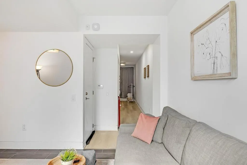 Apartment Suite In The Heart Of Downtown Toronto